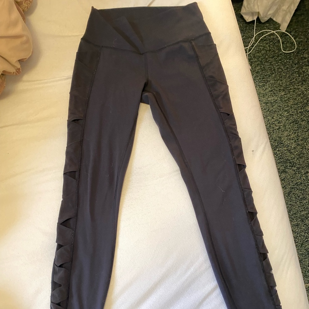 Women’s Black Lululemon Tights with Braided Mesh Side Panel & Pockets- Size 6